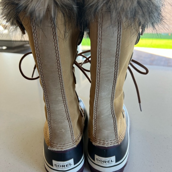 Sorel Joan of Arctic boots in Taffy and Royale. Size 8. - Picture 4 of 10